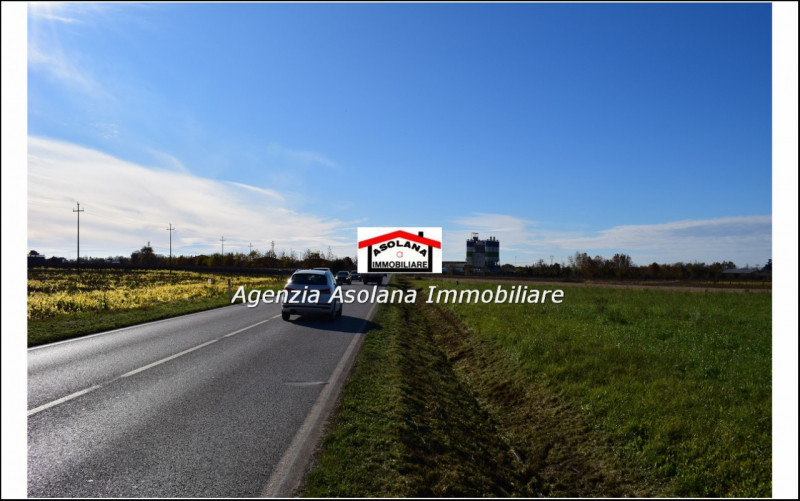 Vendesi terreno fronte strada principale di forte passaggio ed autostrada. Il terreno il terreno ...