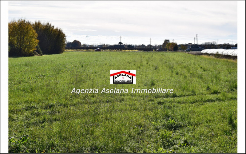 Vendesi terreno fronte strada principale di forte passaggio ed autostrada. Il terreno il terreno ...