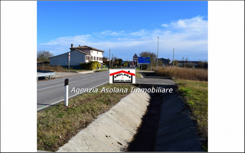 Vendesi terreno fronte strada principale di forte passaggio ed autostrada. Il terreno il terreno ...