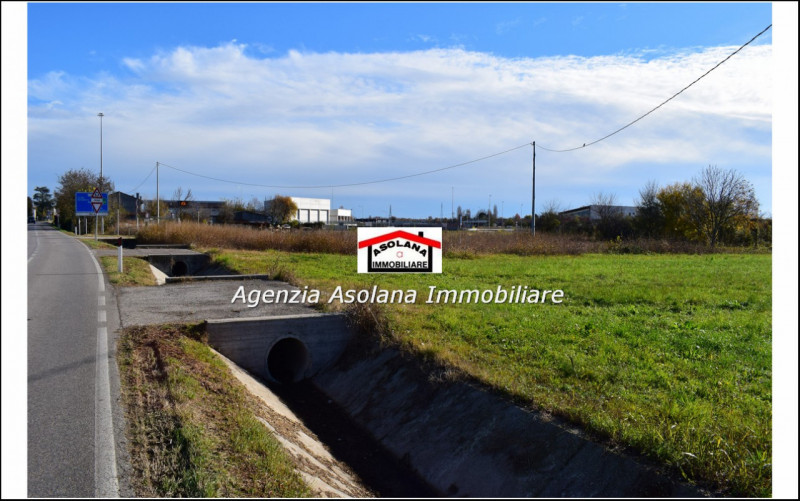 Vendesi terreno fronte strada principale di forte passaggio ed autostrada. Il terreno il terreno ...