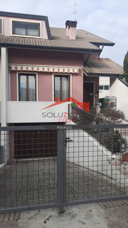 Scopri questa straordinaria opportunità d'acquisto a Montecchio Maggiore, situata in zona tranqui...