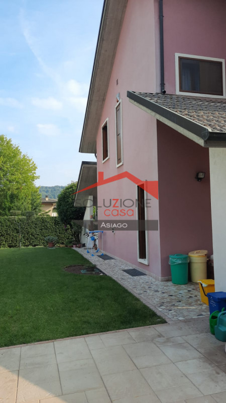 Scopri questa straordinaria opportunità d'acquisto a Montecchio Maggiore, situata in zona tranqui...