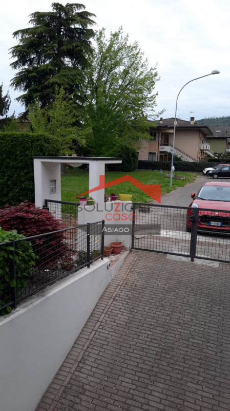 Scopri questa straordinaria opportunità d'acquisto a Montecchio Maggiore, situata in zona tranqui...