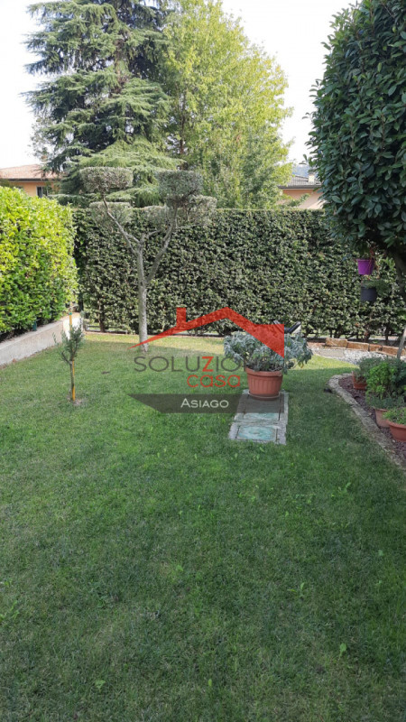 Scopri questa straordinaria opportunità d'acquisto a Montecchio Maggiore, situata in zona tranqui...