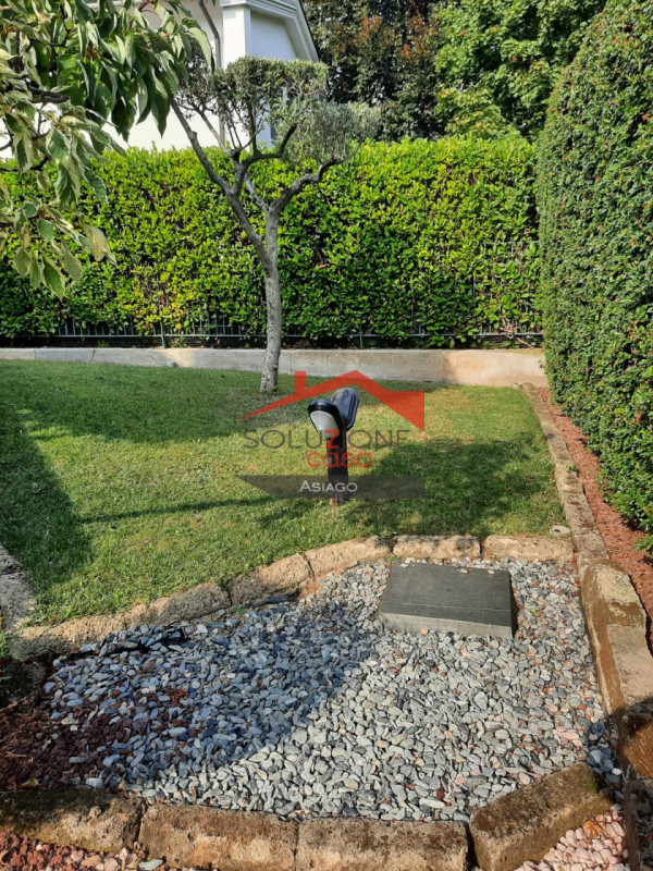 Scopri questa straordinaria opportunità d'acquisto a Montecchio Maggiore, situata in zona tranqui...