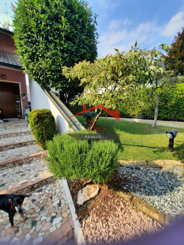 Scopri questa straordinaria opportunità d'acquisto a Montecchio Maggiore, situata in zona tranqui...