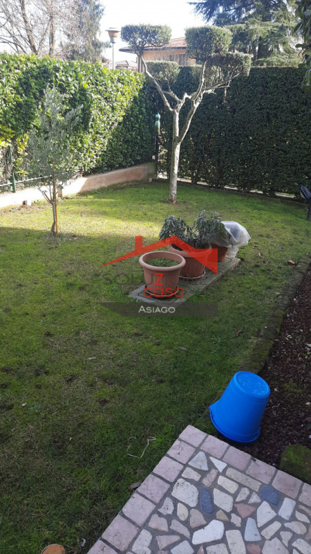 Scopri questa straordinaria opportunità d'acquisto a Montecchio Maggiore, situata in zona tranqui...