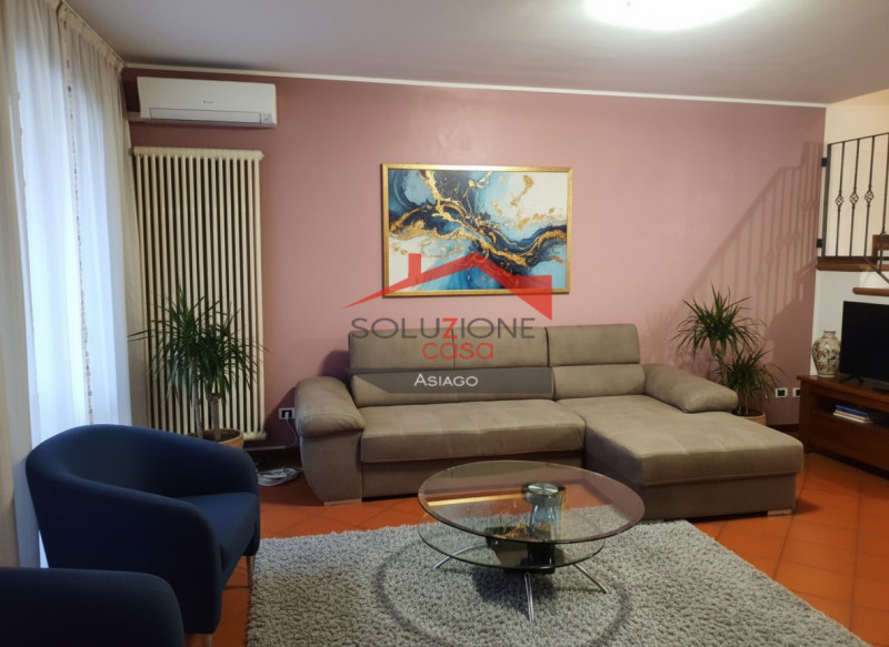 Scopri questa straordinaria opportunità d'acquisto a Montecchio Maggiore, situata in zona tranqui...