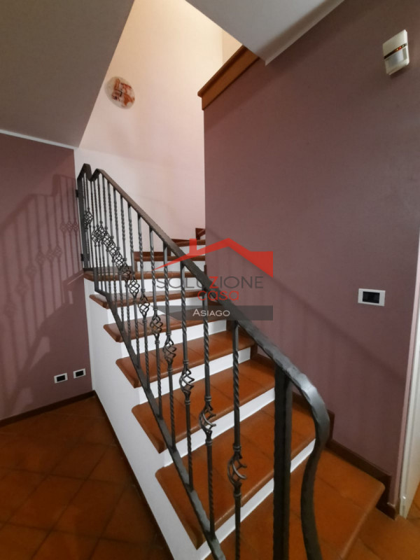 Scopri questa straordinaria opportunità d'acquisto a Montecchio Maggiore, situata in zona tranqui...