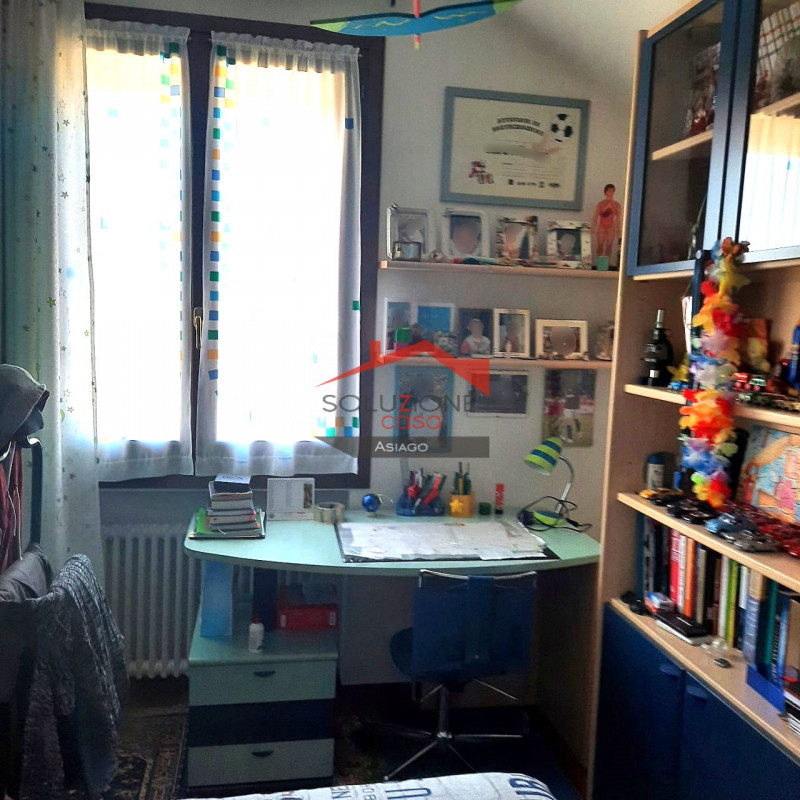 Scopri questa straordinaria opportunità d'acquisto a Montecchio Maggiore, situata in zona tranqui...