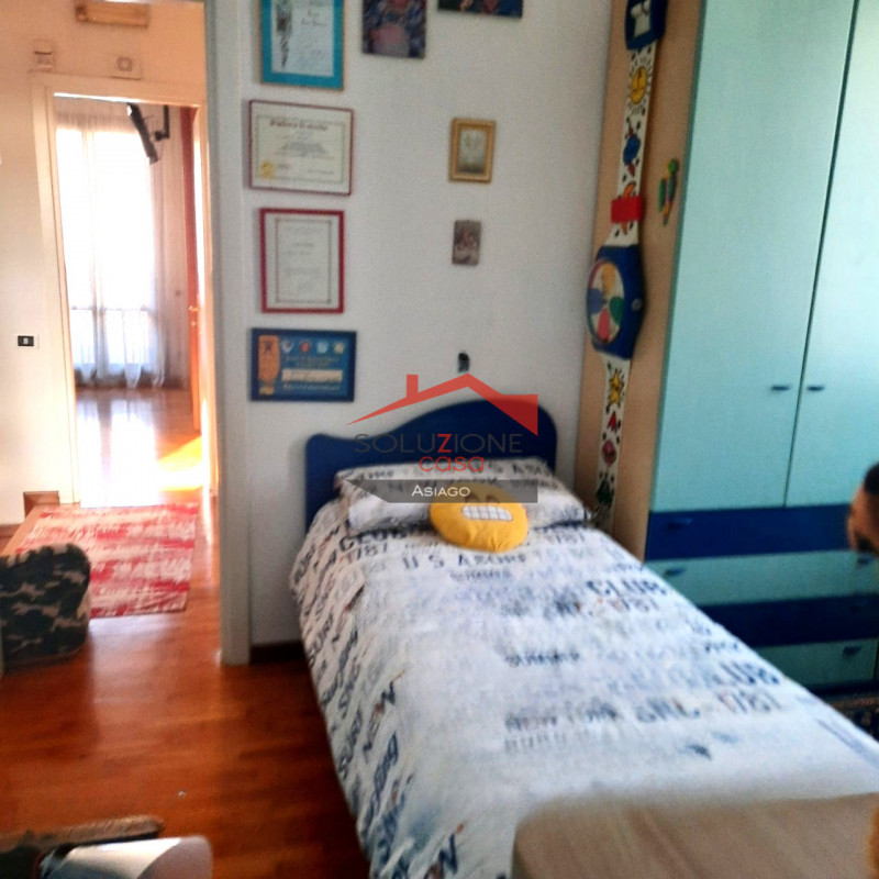 Scopri questa straordinaria opportunità d'acquisto a Montecchio Maggiore, situata in zona tranqui...