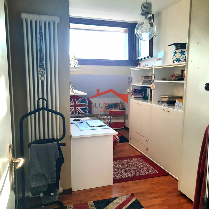 Scopri questa straordinaria opportunità d'acquisto a Montecchio Maggiore, situata in zona tranqui...