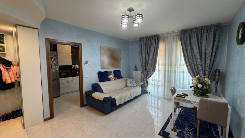 Proponiamo in vendita un ampio e luminoso appartamento quadrilocale situato al secondo piano di u...