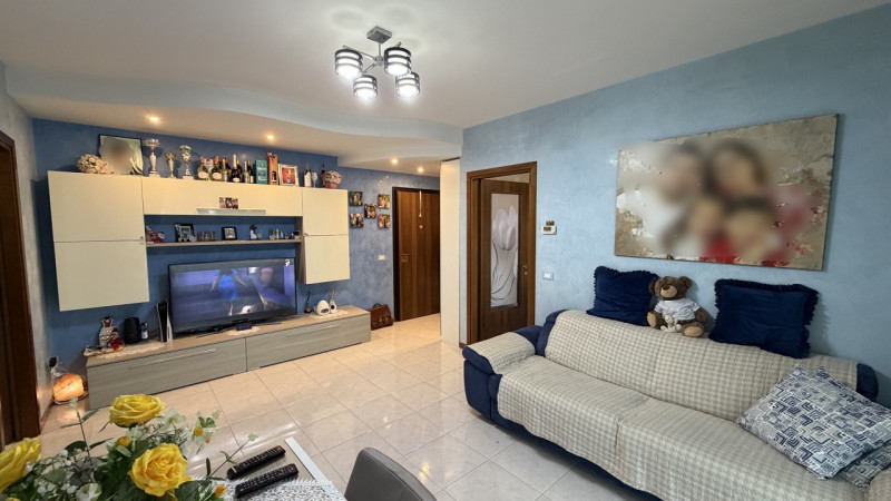 Proponiamo in vendita un ampio e luminoso appartamento quadrilocale situato al secondo piano di u...