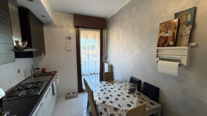 Proponiamo in vendita un ampio e luminoso appartamento quadrilocale situato al secondo piano di u...