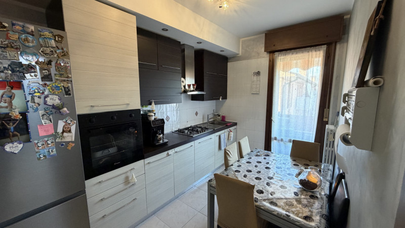 Proponiamo in vendita un ampio e luminoso appartamento quadrilocale situato al secondo piano di u...