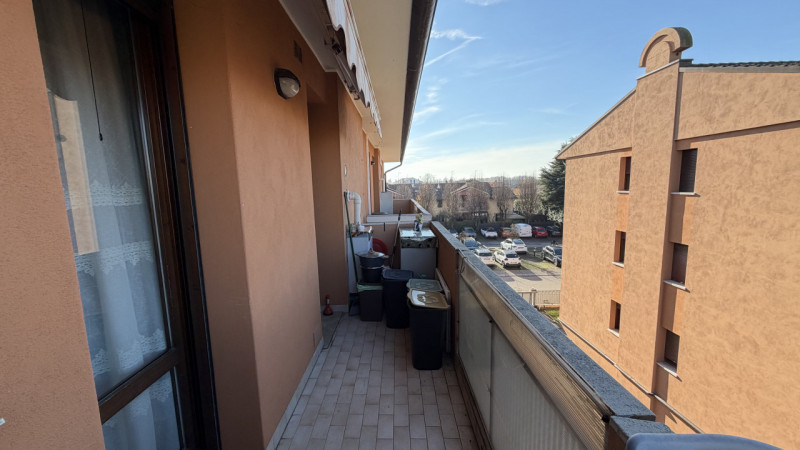 Proponiamo in vendita un ampio e luminoso appartamento quadrilocale situato al secondo piano di u...