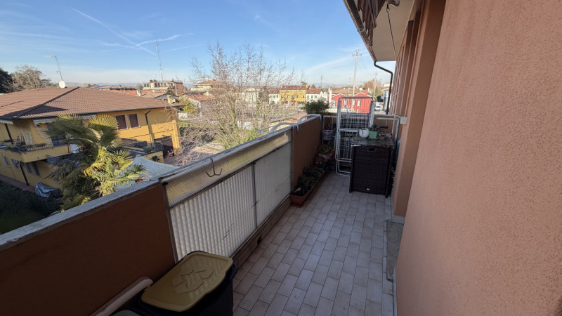 Proponiamo in vendita un ampio e luminoso appartamento quadrilocale situato al secondo piano di u...