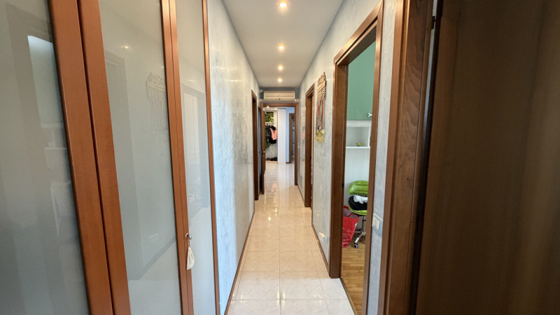 Proponiamo in vendita un ampio e luminoso appartamento quadrilocale situato al secondo piano di u...