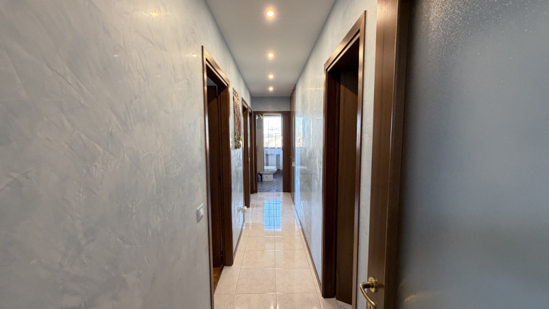 Proponiamo in vendita un ampio e luminoso appartamento quadrilocale situato al secondo piano di u...