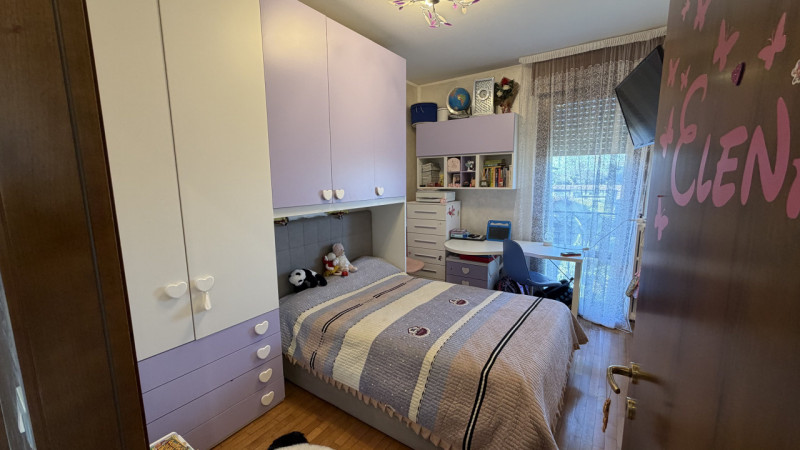 Proponiamo in vendita un ampio e luminoso appartamento quadrilocale situato al secondo piano di u...