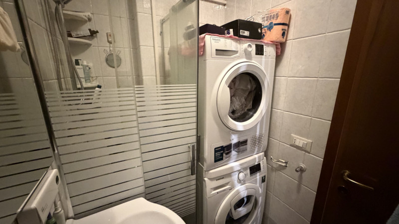 Proponiamo in vendita un ampio e luminoso appartamento quadrilocale situato al secondo piano di u...