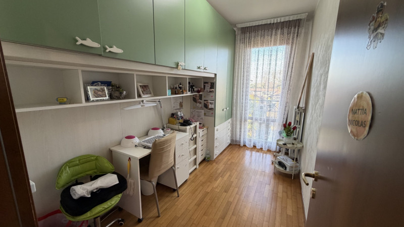 Proponiamo in vendita un ampio e luminoso appartamento quadrilocale situato al secondo piano di u...