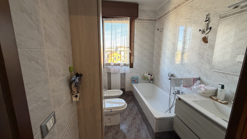 Proponiamo in vendita un ampio e luminoso appartamento quadrilocale situato al secondo piano di u...