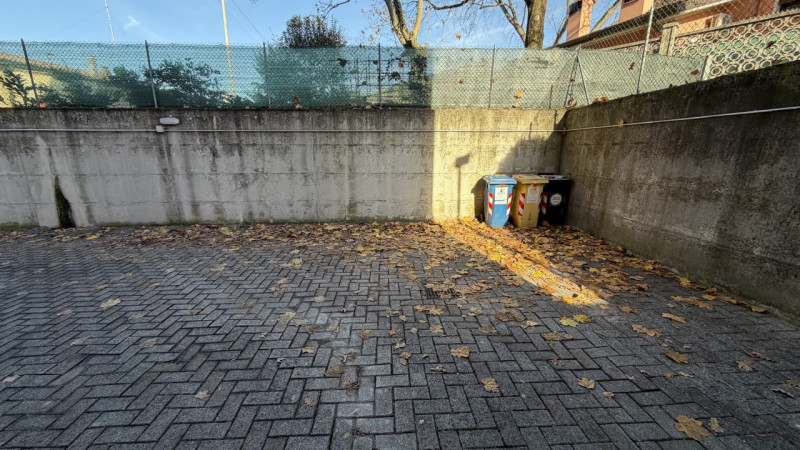 Proponiamo in vendita un ampio e luminoso appartamento quadrilocale situato al secondo piano di u...