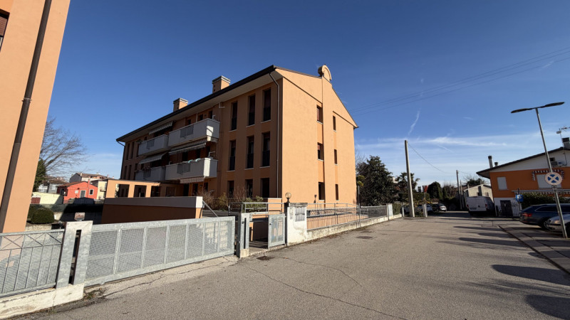 Proponiamo in vendita un ampio e luminoso appartamento quadrilocale situato al secondo piano di u...