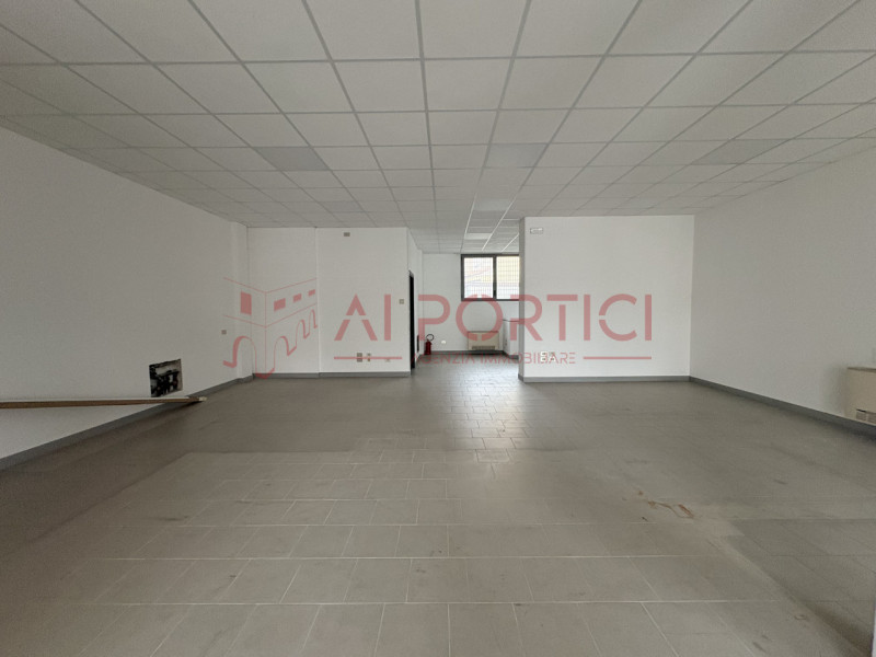 Comune di SANT'ANGELO DI PIOVE DI SACCO – Lungo la strada statale 516 - NEGOZIO fronte strada di ...