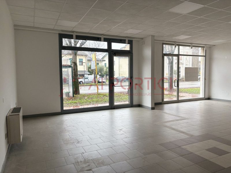 Comune di SANT'ANGELO DI PIOVE DI SACCO – Lungo la strada statale 516 - NEGOZIO fronte strada di ...