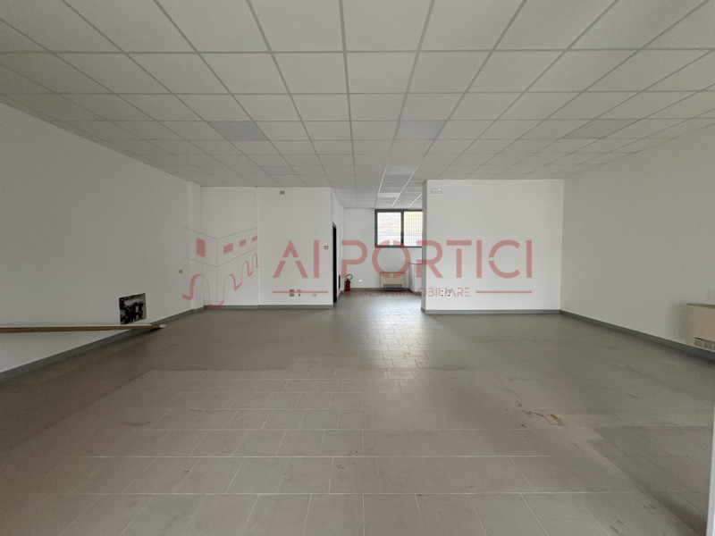 Comune di SANT'ANGELO DI PIOVE DI SACCO – Lungo la strada statale 516 - NEGOZIO fronte strada di ...