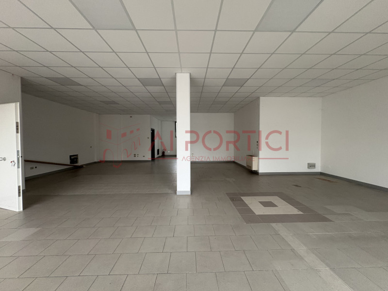 Comune di SANT'ANGELO DI PIOVE DI SACCO – Lungo la strada statale 516 - NEGOZIO fronte strada di ...