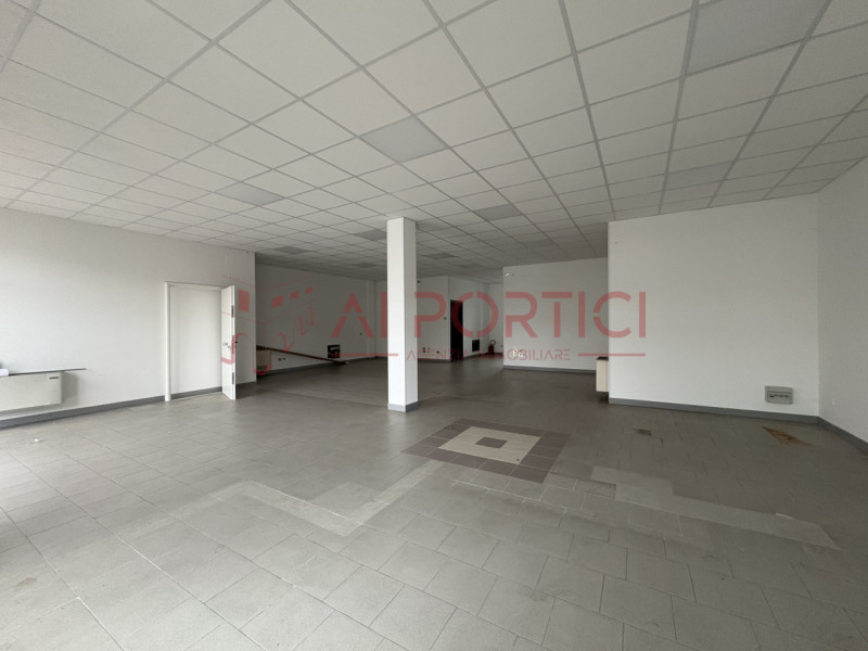 Comune di SANT'ANGELO DI PIOVE DI SACCO – Lungo la strada statale 516 - NEGOZIO fronte strada di ...