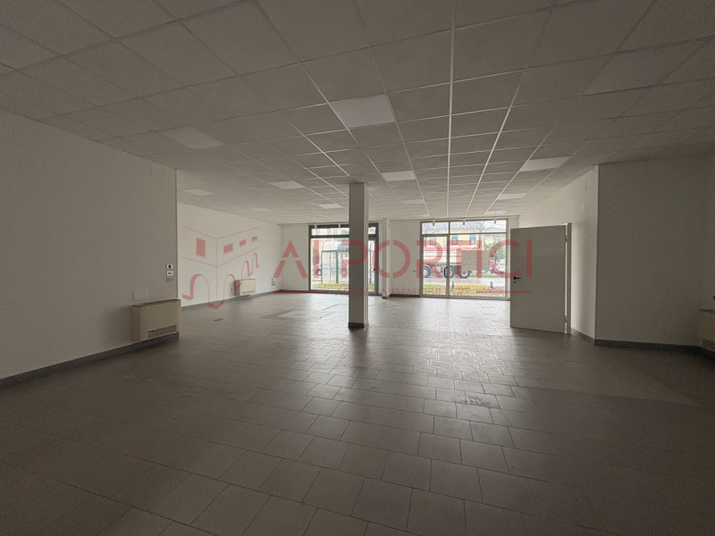 Comune di SANT'ANGELO DI PIOVE DI SACCO – Lungo la strada statale 516 - NEGOZIO fronte strada di ...
