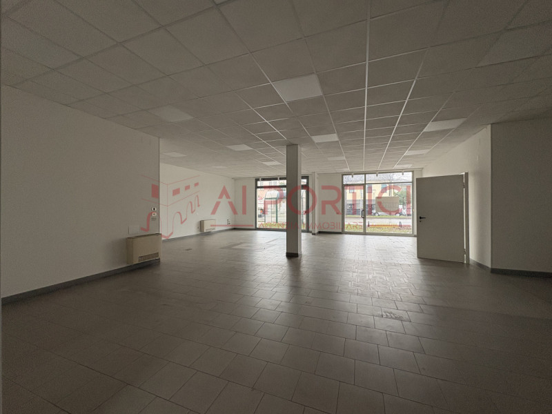 Comune di SANT'ANGELO DI PIOVE DI SACCO – Lungo la strada statale 516 - NEGOZIO fronte strada di ...