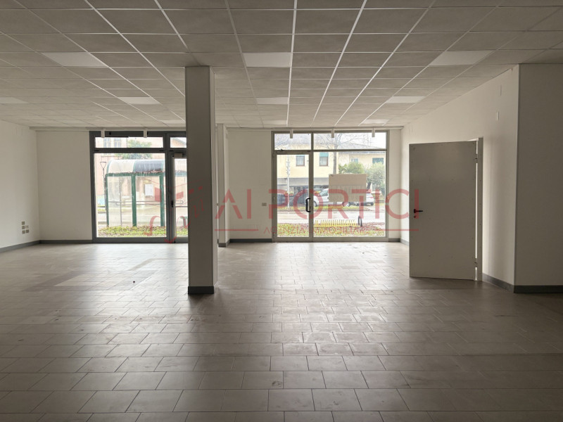 Comune di SANT'ANGELO DI PIOVE DI SACCO – Lungo la strada statale 516 - NEGOZIO fronte strada di ...