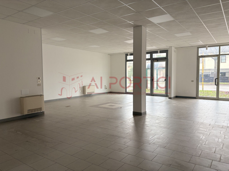 Comune di SANT'ANGELO DI PIOVE DI SACCO – Lungo la strada statale 516 - NEGOZIO fronte strada di ...