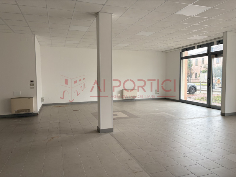 Comune di SANT'ANGELO DI PIOVE DI SACCO – Lungo la strada statale 516 - NEGOZIO fronte strada di ...