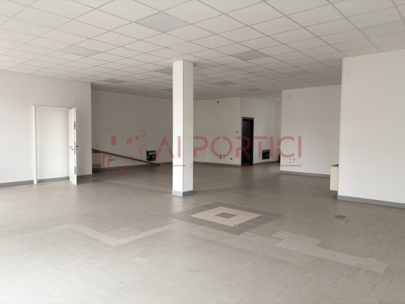 Comune di SANT'ANGELO DI PIOVE DI SACCO – Lungo la strada statale 516 - NEGOZIO fronte strada di ...