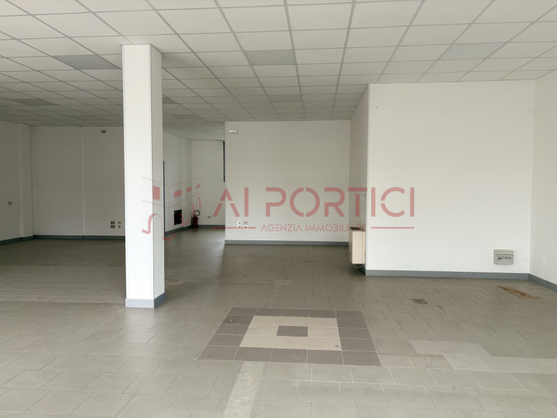 Comune di SANT'ANGELO DI PIOVE DI SACCO – Lungo la strada statale 516 - NEGOZIO fronte strada di ...