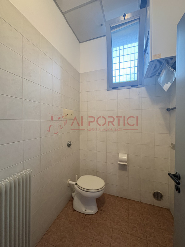 Comune di SANT'ANGELO DI PIOVE DI SACCO – Lungo la strada statale 516 - NEGOZIO fronte strada di ...