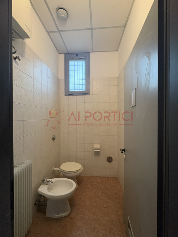 Comune di SANT'ANGELO DI PIOVE DI SACCO – Lungo la strada statale 516 - NEGOZIO fronte strada di ...