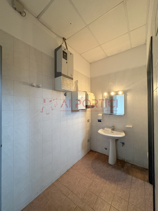 Comune di SANT'ANGELO DI PIOVE DI SACCO – Lungo la strada statale 516 - NEGOZIO fronte strada di ...