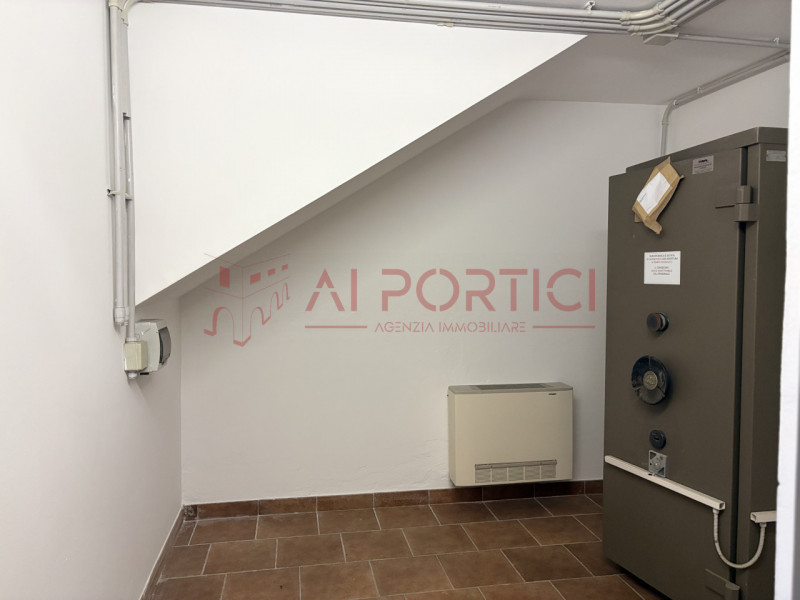 Comune di SANT'ANGELO DI PIOVE DI SACCO – Lungo la strada statale 516 - NEGOZIO fronte strada di ...