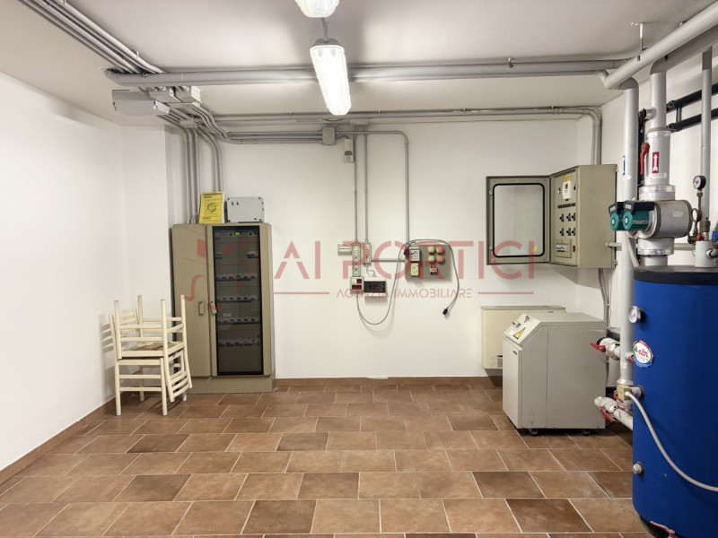 Comune di SANT'ANGELO DI PIOVE DI SACCO – Lungo la strada statale 516 - NEGOZIO fronte strada di ...