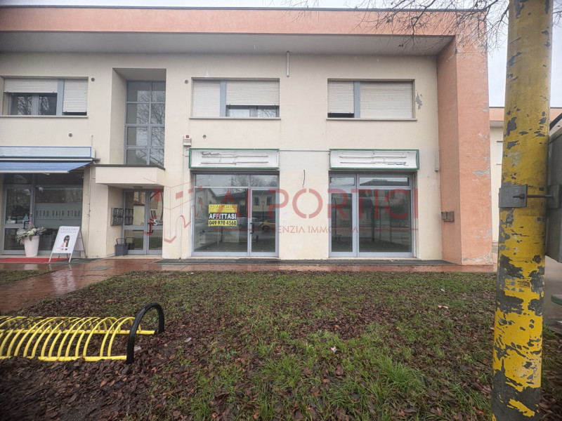 Comune di SANT'ANGELO DI PIOVE DI SACCO – Lungo la strada statale 516 - NEGOZIO fronte strada di ...