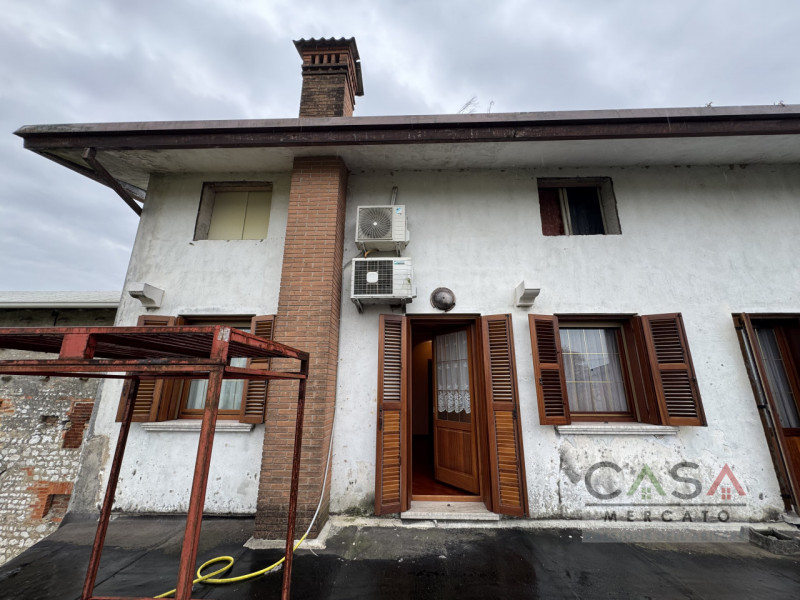 A Gaiarine, in Via Salvatoizza, proponiamo in vendita una splendida porzione di villa bifamiliare...