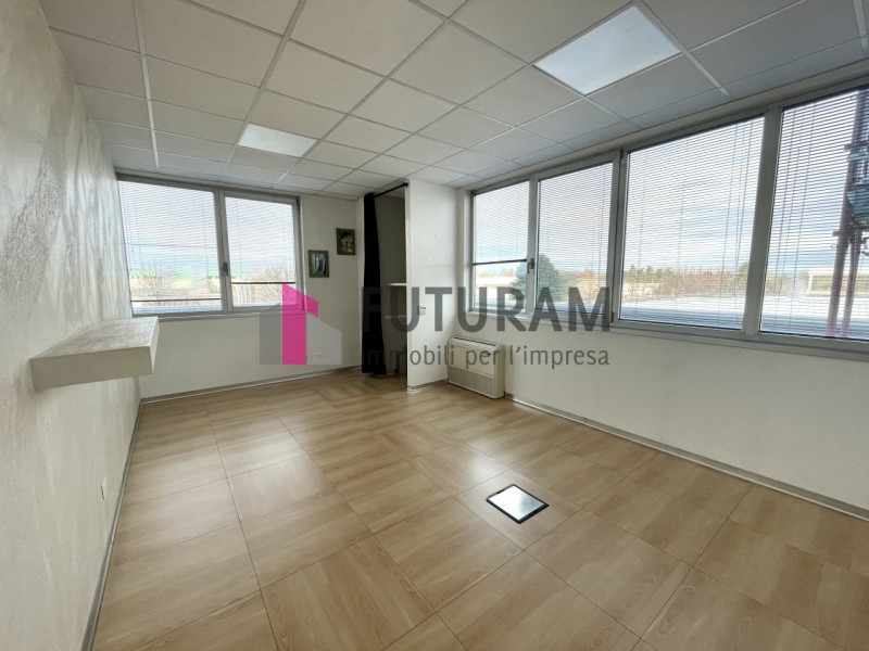 RIF: V117NM - PADOVA - PER INFO 340 335 8378 - 0444/310220

Propongo in vendita un ufficio di 100...